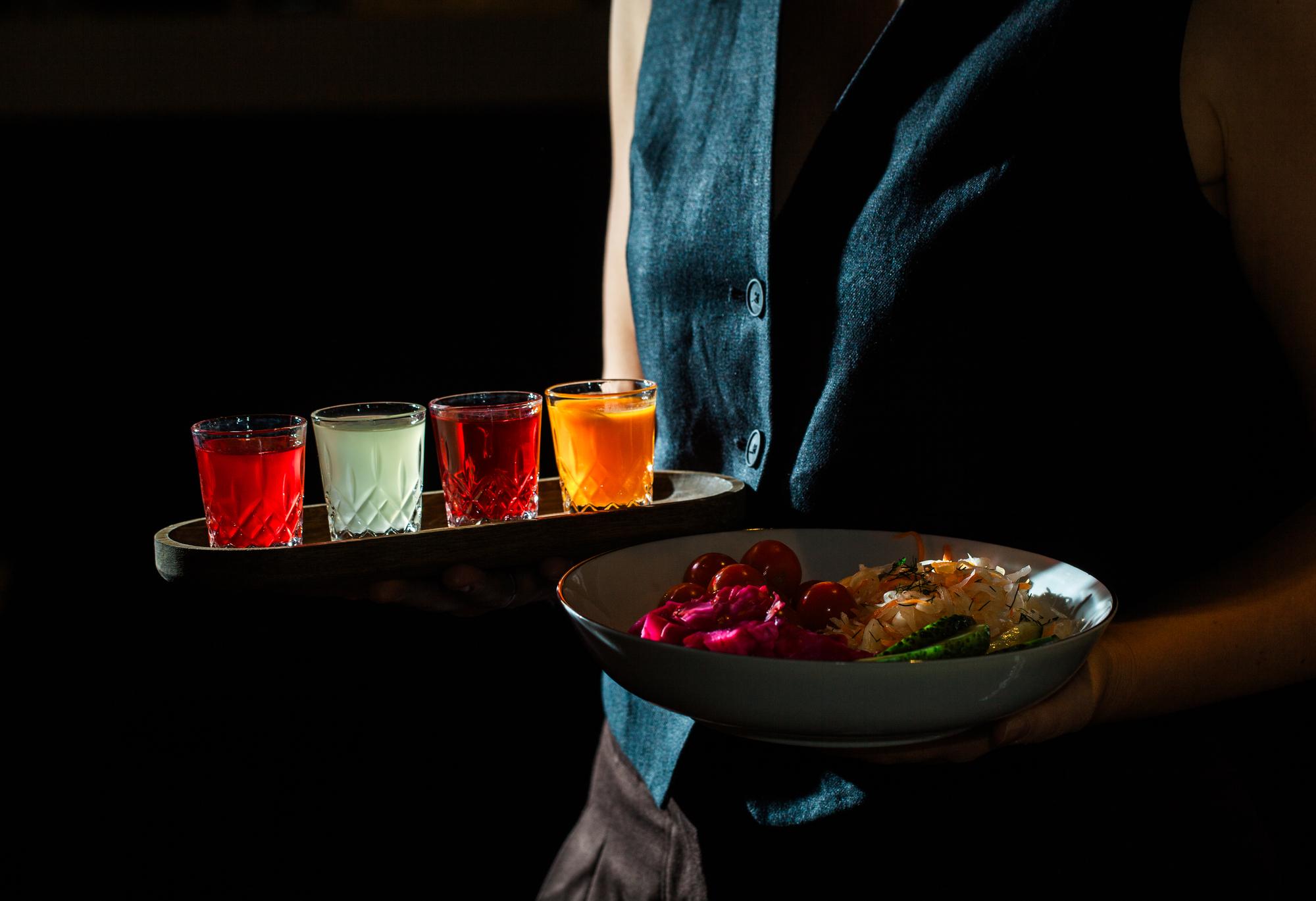 stół degustacyjny z eleganckimi przekąskami